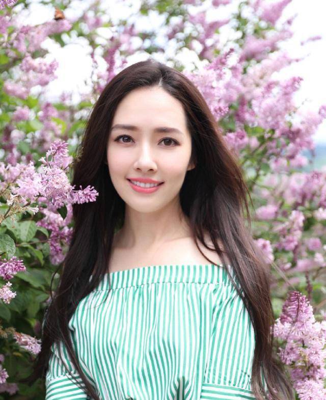 嘴歪也好看的女明星,个个明艳大气,时尚万种,笑起来又美又欲_美女