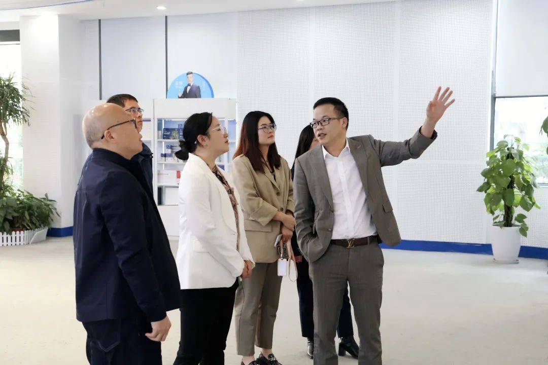 院长一行来访的热烈欢迎,并对湘南学院一直以来对新诚医药集团的大力