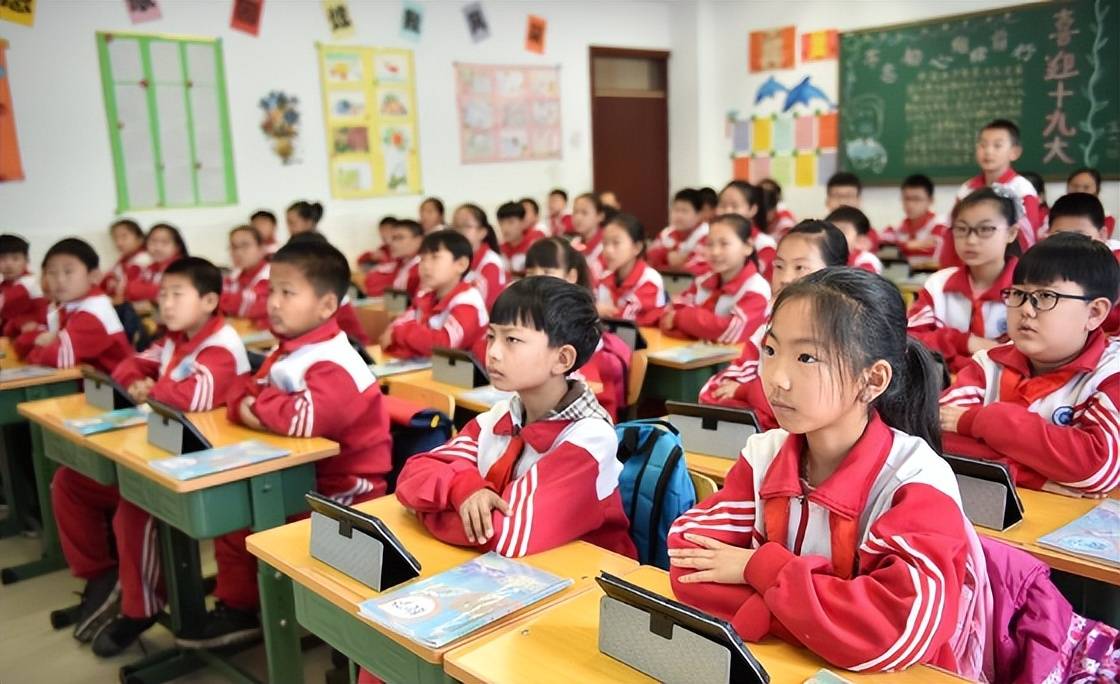 小学生上课折纸飞机被老师"告状",爸爸的教育方式惹网友热议_家长_什