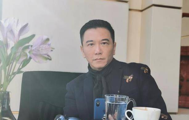 温兆伦晒在香港的豪宅,跟女儿相差50岁,住着普通房子也很幸福_生活