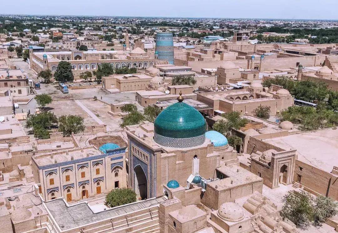 伊朗德黑兰是现代化都市,风景优美,王宫,清真寺,博物馆众多