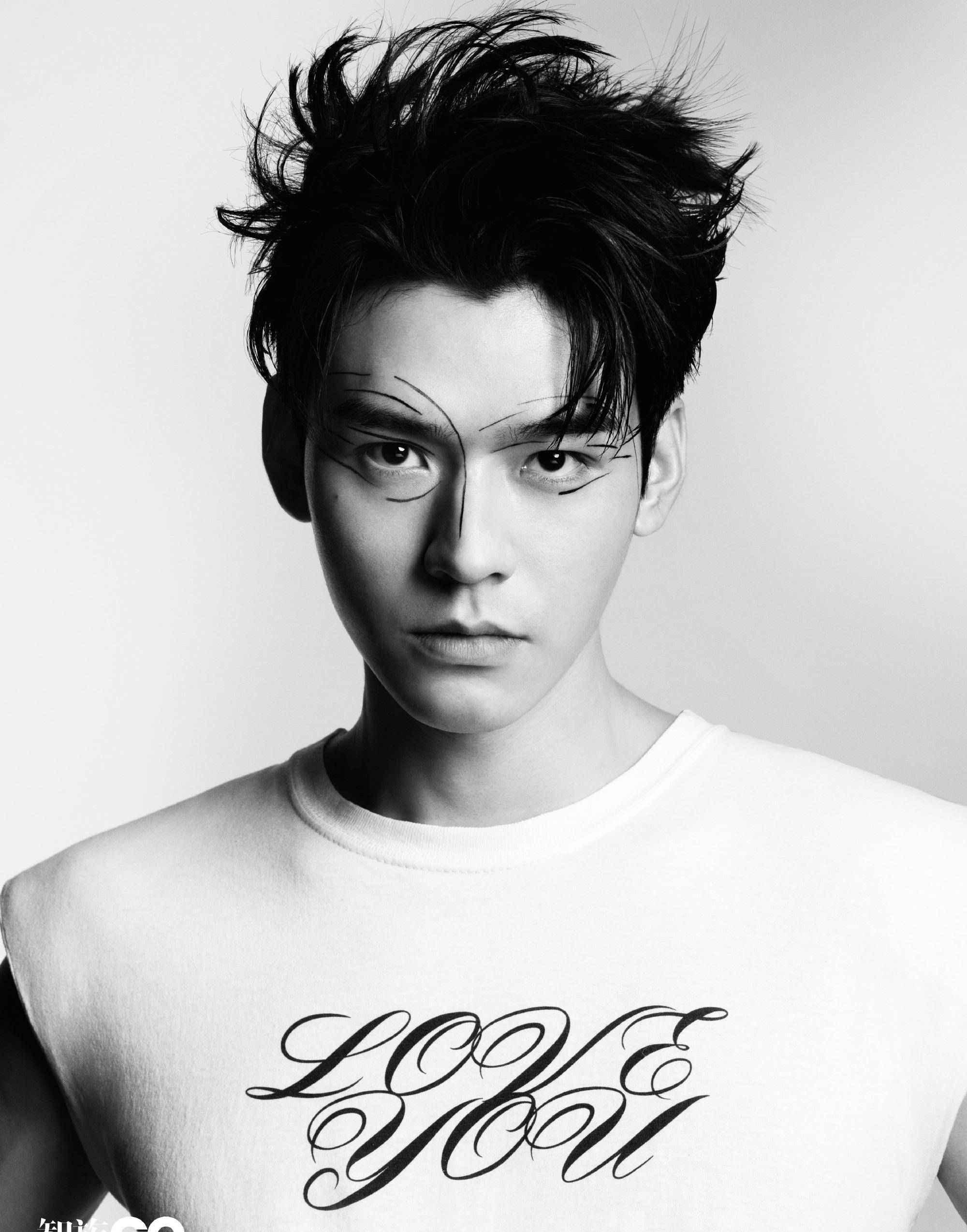 龚俊登gq三月刊封面,展示身体局部特写,荷尔蒙爆棚_黑色_白色_时尚