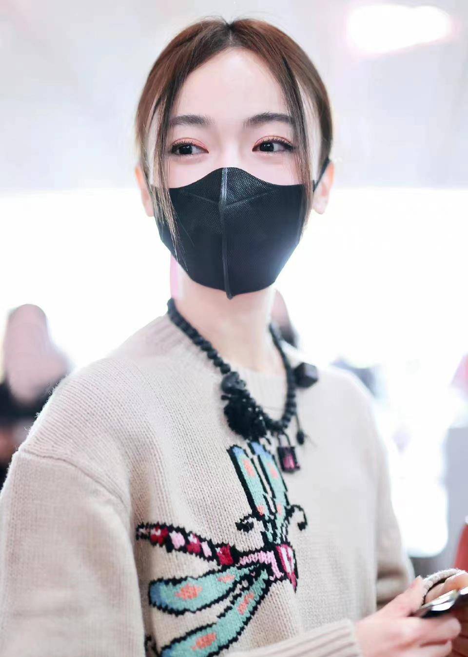 吴谨言穿印花卫衣搭配百褶裙现身机场,时髦又减龄_时尚_灰色_黑色