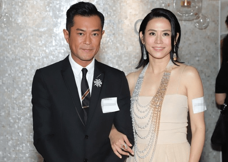 古天乐为32岁美女员工庆生,亲密搂肩合影感情好,不摆老板架子_陈静