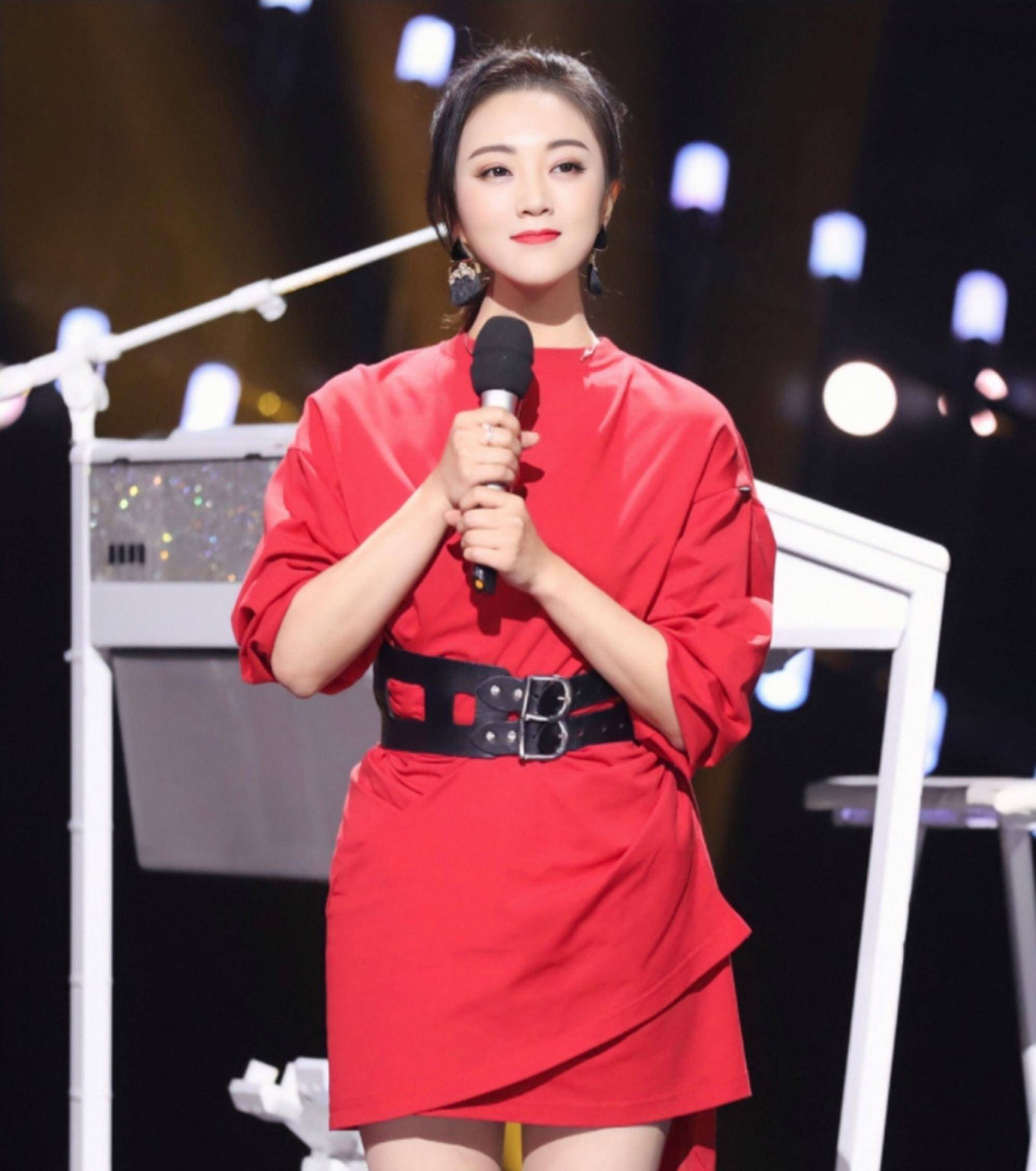 玖月传奇王小玮状态真好,用棒球服混搭亮片裙,分手后反而更美了_时尚