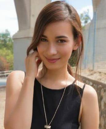 她是《战狼2》原定女主,临时加价背叛吴京,如今却混成什么鬼_徐嘉雯
