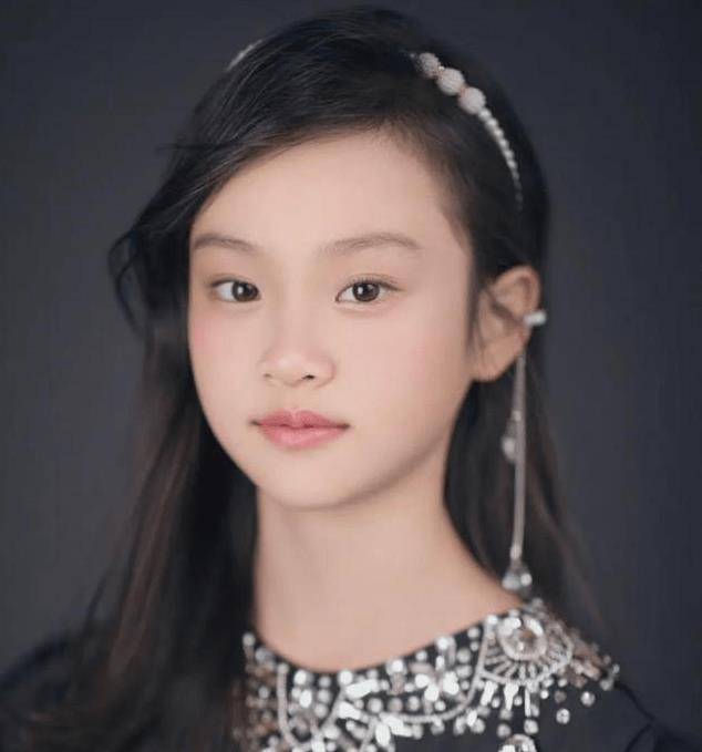 十岁大的甜馨,却被贾乃亮和李小璐安排了截然不同的人生_孩子_父母