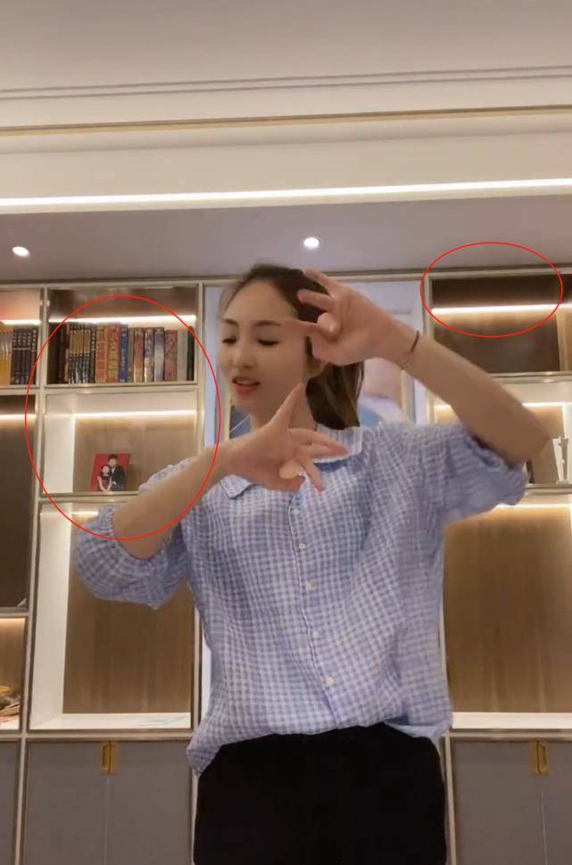 在视频中,李汶桐穿着蓝白格子大衣跳舞.