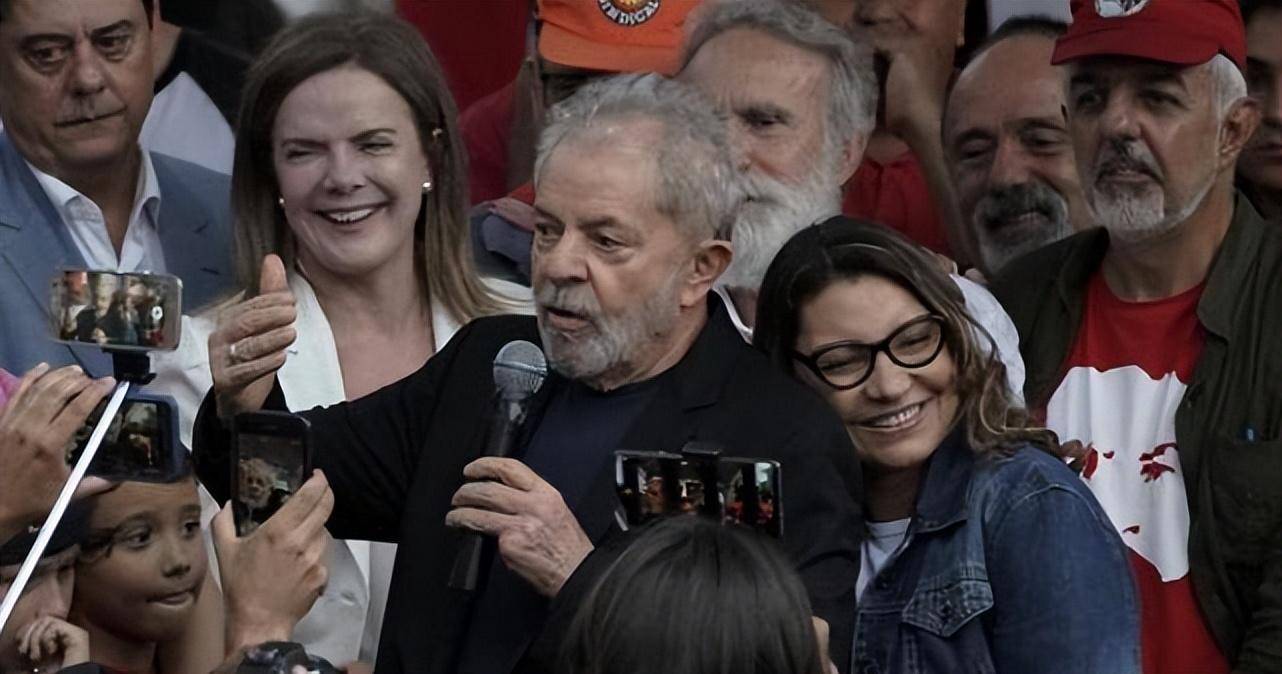 78岁的巴西总统两度丧妻,被陷囹圄,古稀之年再度收获温馨爱情