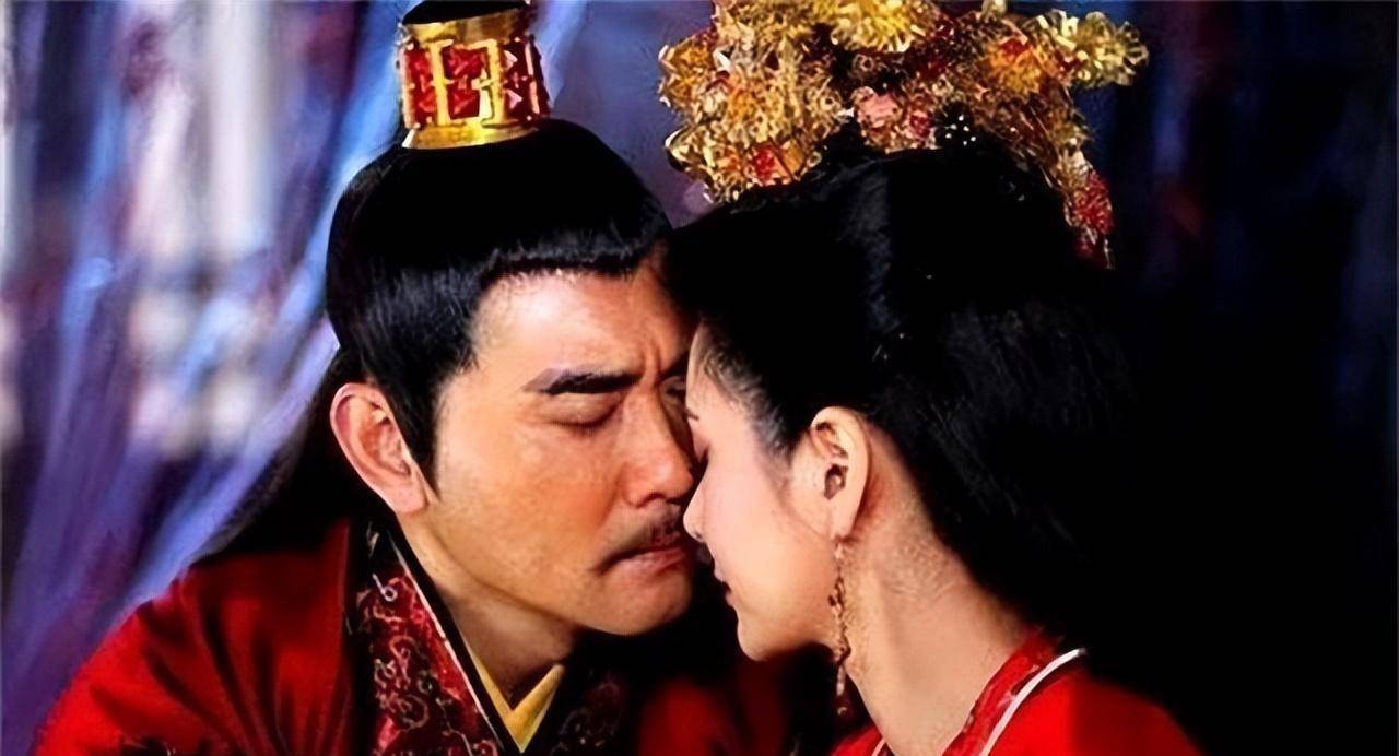 她10岁进宫,15岁生儿子,皇帝上朝她坐腿上,却因太美被斩杀_张丽华