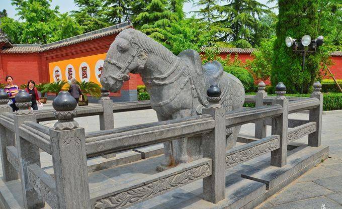 白马寺在武则天时期达到鼎盛.当时正值大修,香火甚旺,僧人千余人.