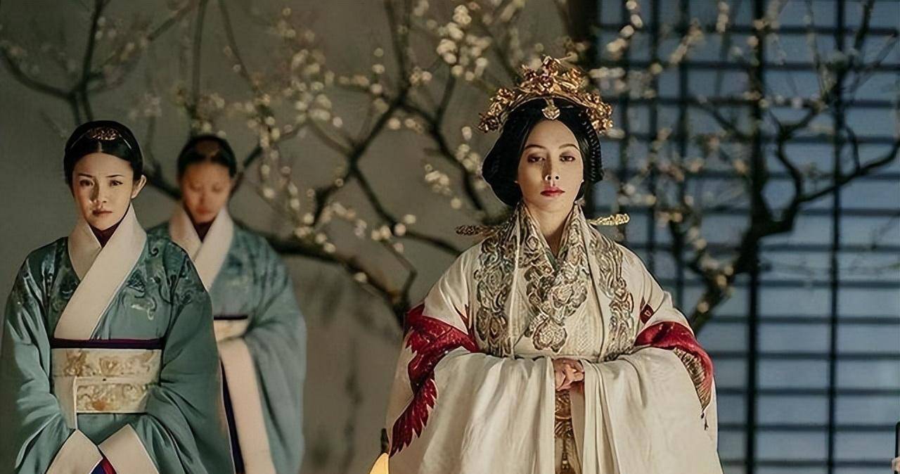 当时,曹丕得了疾病,卧病在床,曹丕的老母亲卞太后知道这个事情后,便