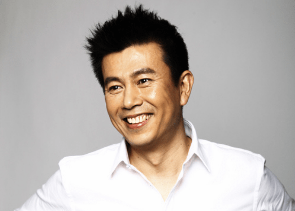 著名演员江柏萱:娶单亲妈妈为妻,夫妻恩爱25年,把彼此当成宝