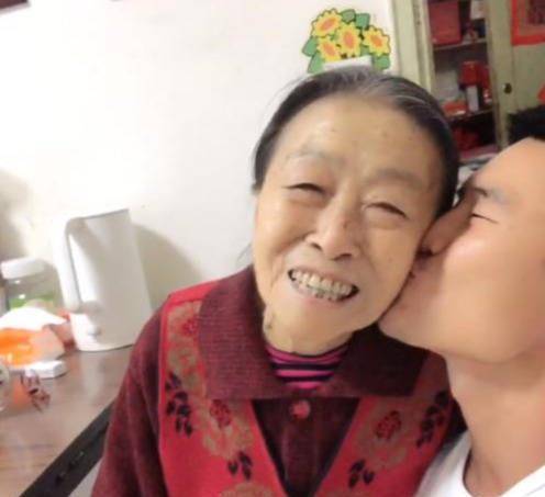 "嘎子"与张少华爷爷奶奶恩爱,几乎年年探亲,还敢当众亲吻_郭珊珊