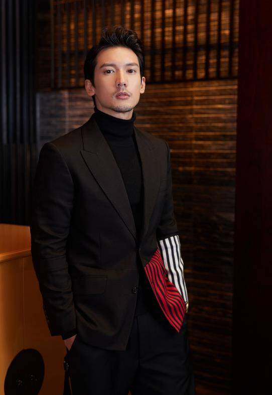 阿sa与关智斌时尚照好靓眼,男方是肌肉型男,贴身互动被指太亲密_sa