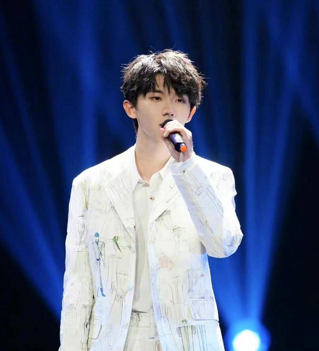 马嘉祺被揪小辫子,厚此薄彼!前辈评论,十几小时后才回复?