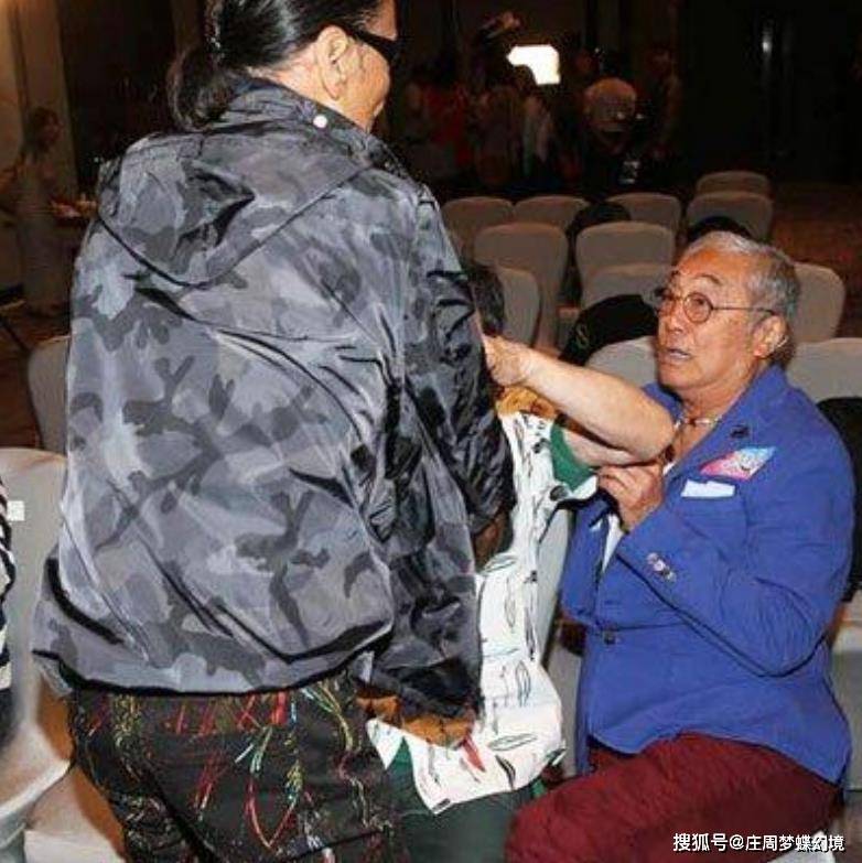 当年谢贤突然打曾江一巴掌,曾江一时语塞,目光惊讶地看着谢贤