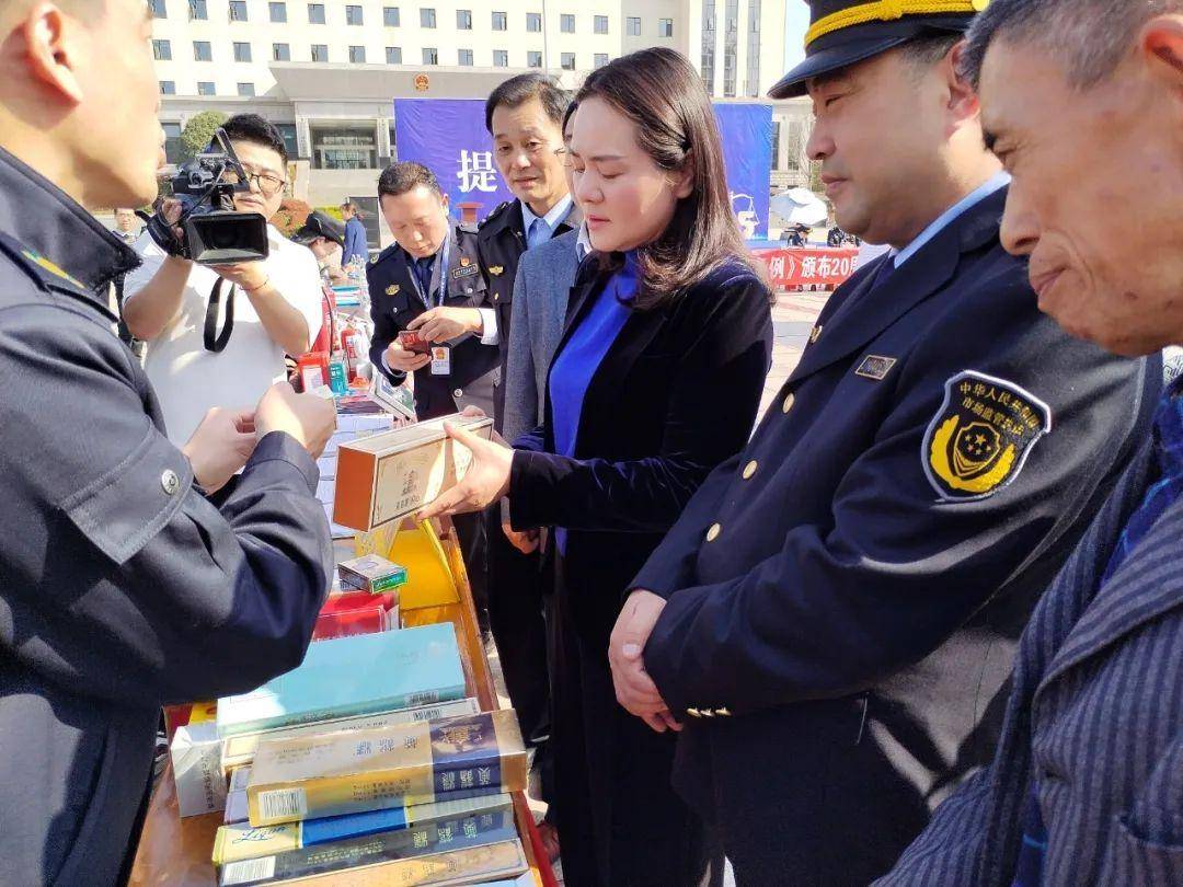 的社会各界人士和辛勤工作在消费者权益保护第一线的同志们表示感谢!