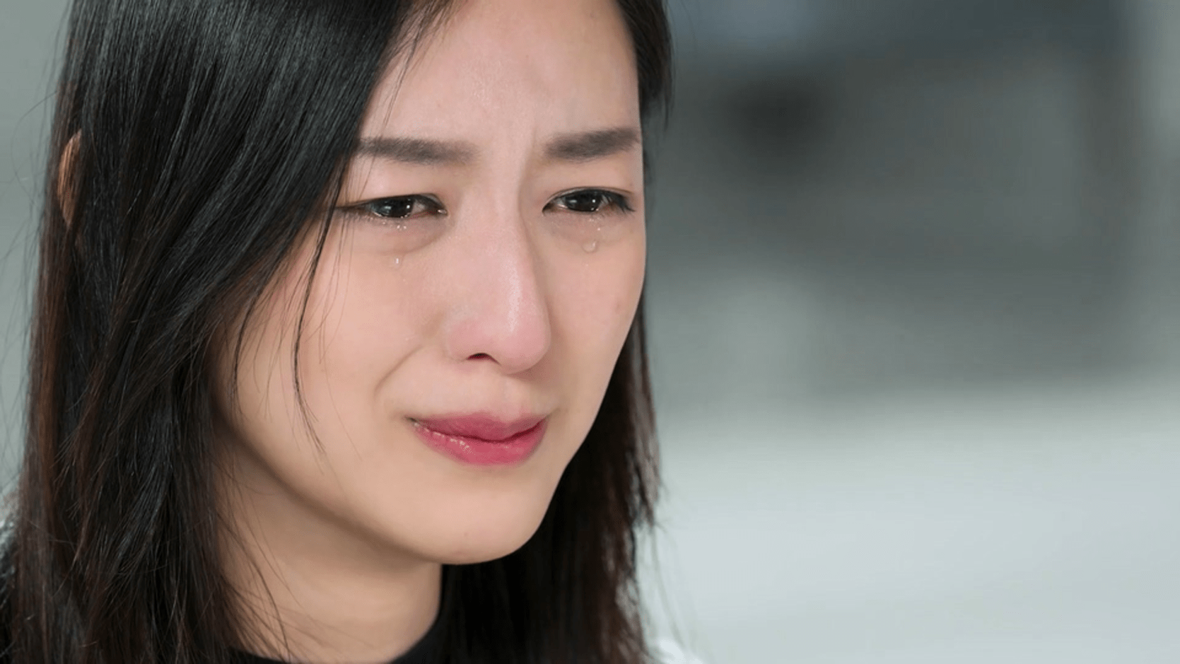 叶萱(韩名郑秀晶,是郑明析所起)和郑明析,对话中还夹杂着隐隐的啜泣声