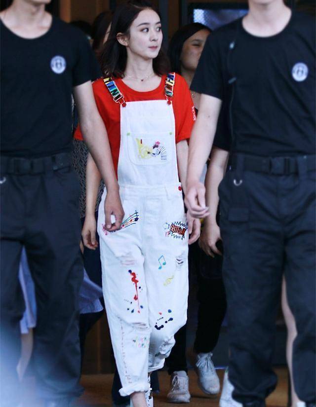 被赵丽颖的背带裤萌到不行,裤子上贴满了卡通贴纸,稍微系起来,搭配