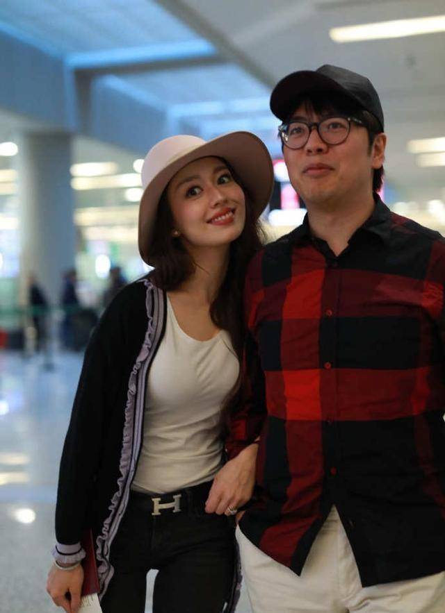 同框婆婆好似姐妹,老公手挽着手走路,婆婆一路背着行李_郎朗_机场