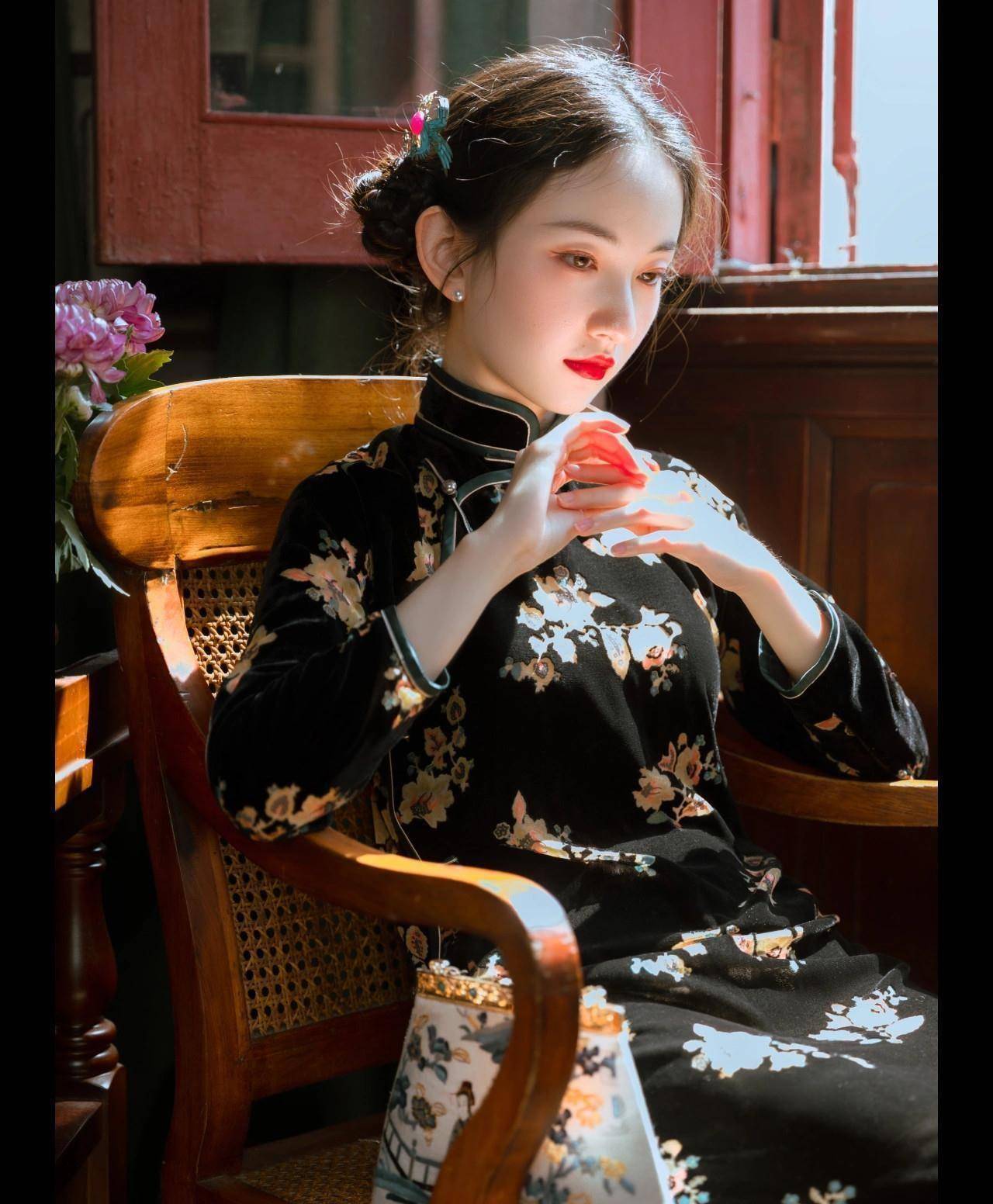 白色印花旗袍,彰显女性高贵,优雅,华贵的风范_黑色_款式_气质