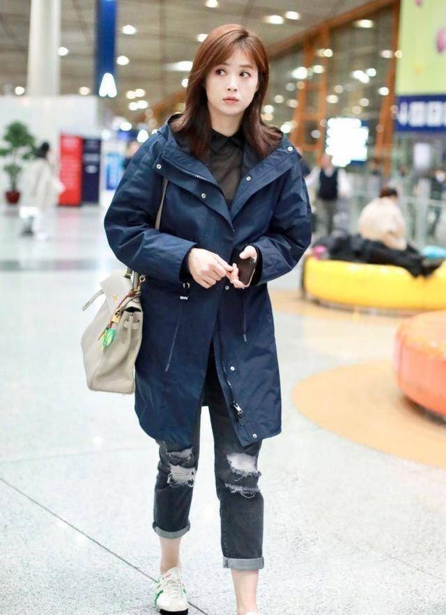 蒋欣真是"胖女孩"的楷模,蓝大衣穿马丁靴,看不出140斤_黑色_深蓝色