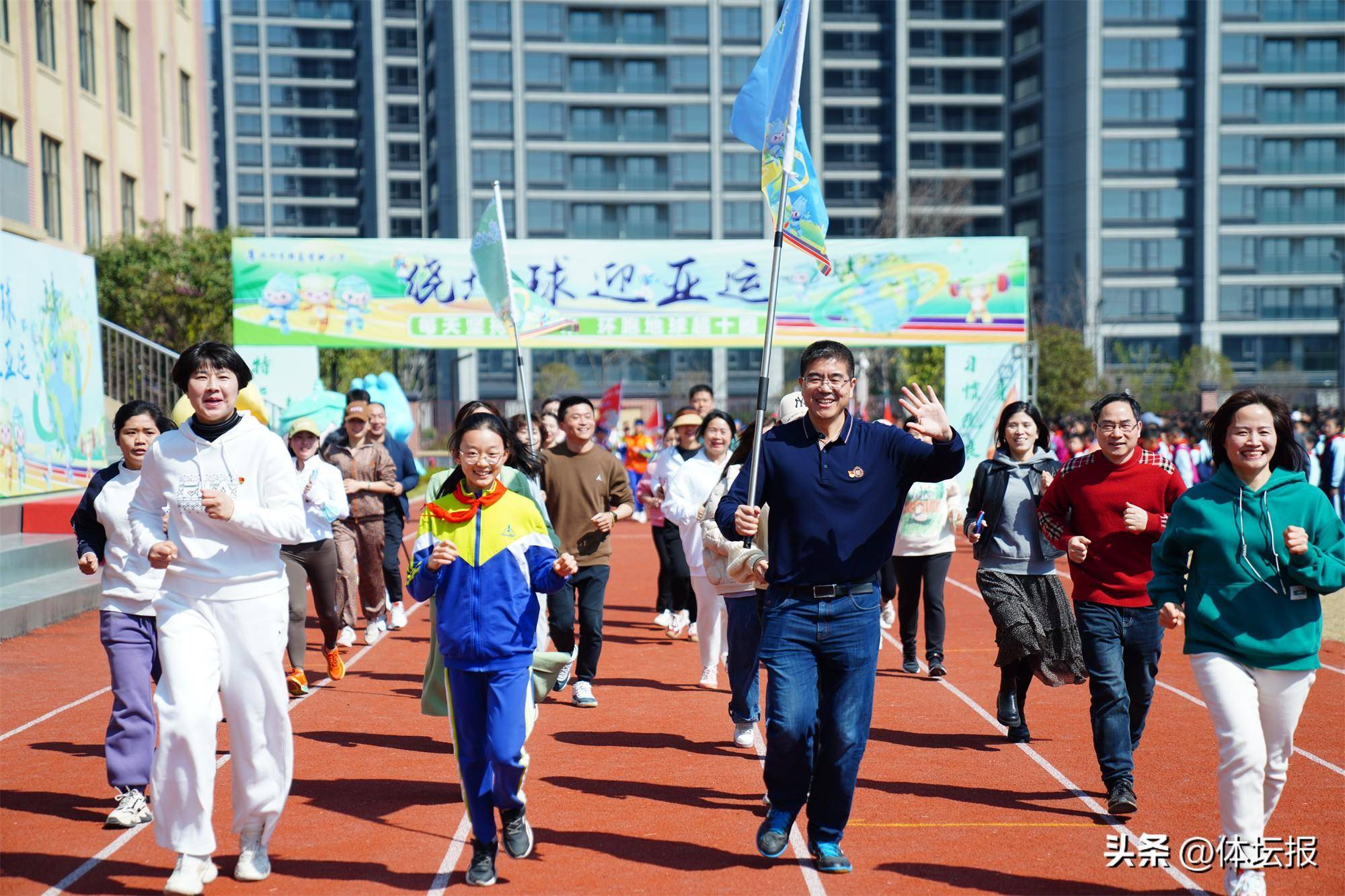 校长带头,全校将绕操场跑16万圈,杭州一小学开启"环跑地球超10圈"挑战