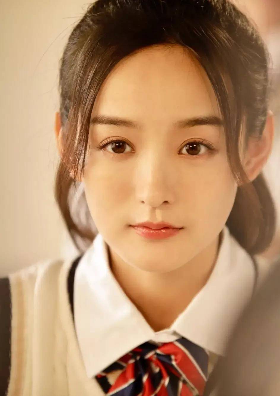 何泓姗:从校园女神到坏人专业户,她经历了什么?