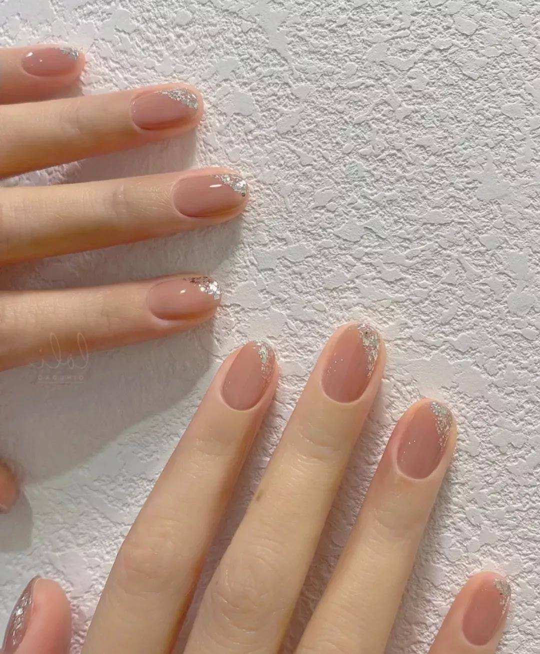 这10款美甲温柔显白,简约气质,让人一眼心动_粉色_银色_爱心