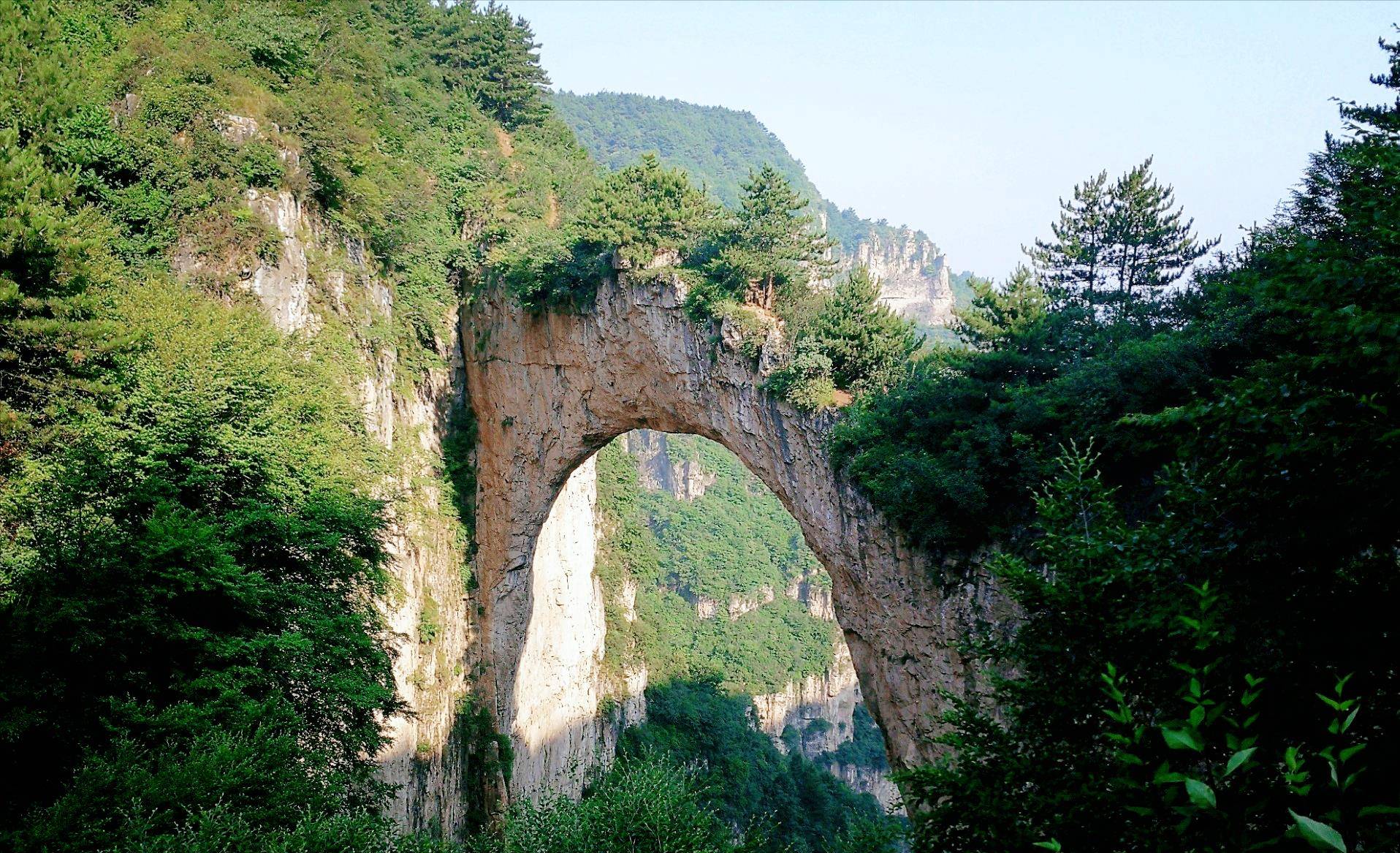 鹅屋天生桥,太行山最大的天然石拱桥,横跨两座大山,上去腿发软_大自然