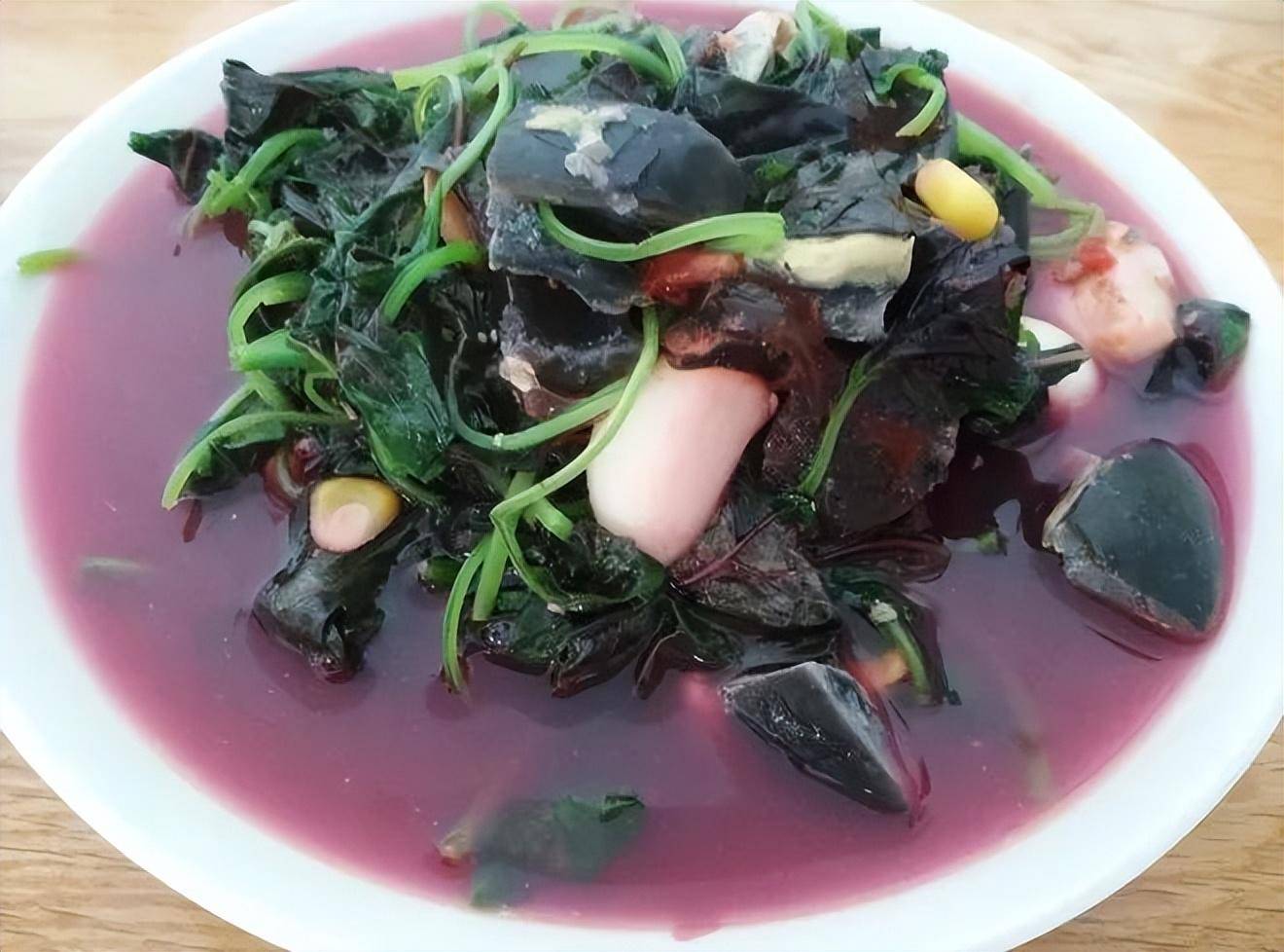 用料:苋菜,皮蛋,蒜,老姜做法:1,苋菜摘取顶端嫩叶,老硬的梗弃之不用