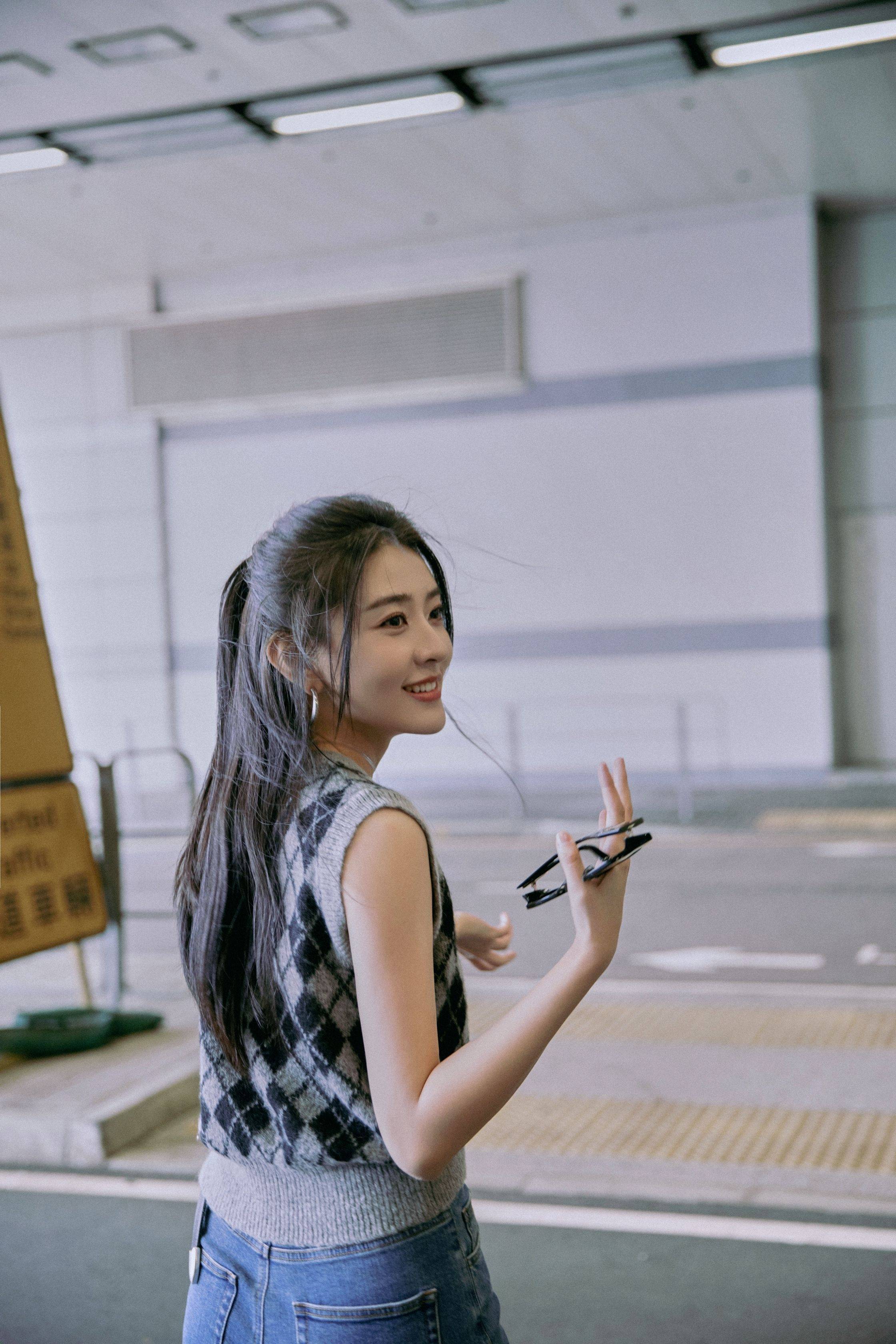 梁洁休闲装香港街头随拍_网友_皮肤_t恤