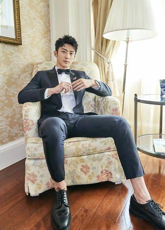 而且,坐在上面的黄景瑜,气场非常的强大.他看起来像个超级巨星吗?