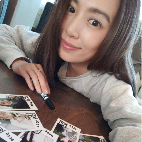 走进田馥甄生活中的家,38岁仍是单身一人,平时习惯在茶几上吃饭_组合