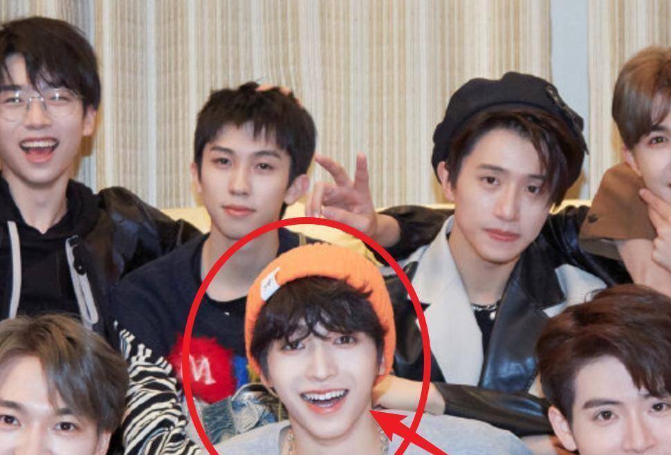 into1宿舍合影放出,精修效果尽失,11位成员的样貌一目了然_米卡_高卿