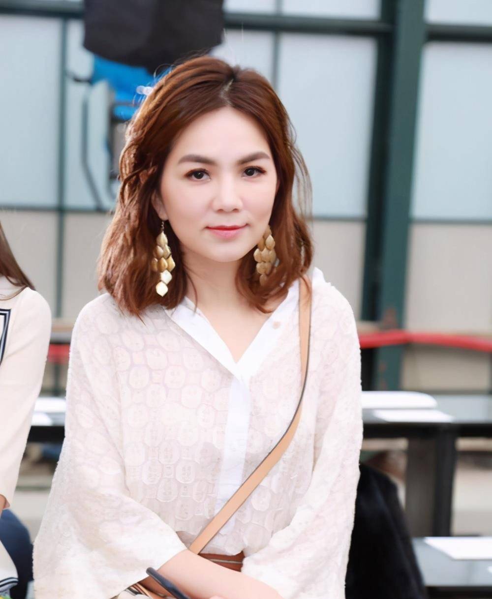 最火女子组合里的"假小子"蜕变为温柔人妻——ella陈嘉桦_保护_selina