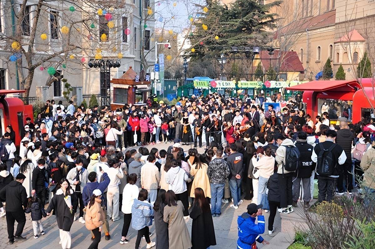 青青之岛，爱乐之城”小提琴快闪活动吸引众多市民游客驻足欣赏_手机搜狐网