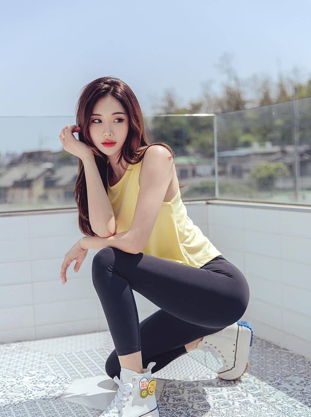 美拍:瑜伽裤的美女小姐姐,不光秀出好身材,还展现了阳光与活力