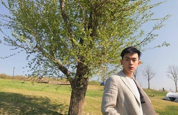 原来图片中的男孩叫朱煜明,还参加过爱情综艺《真心大冒险》.