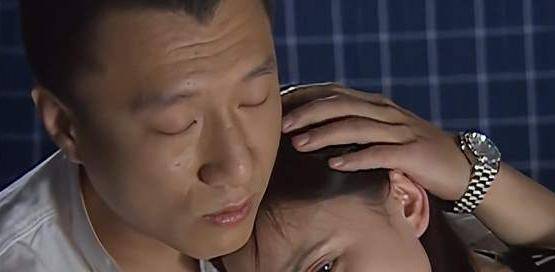 《征服》里刘华强明知李梅拖后腿,为何不赶走她?