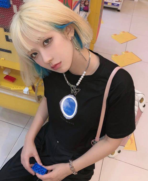 还在染黄头发?别土了,2023流行的"拼色染发",显白新潮_女生_肤色_颜色