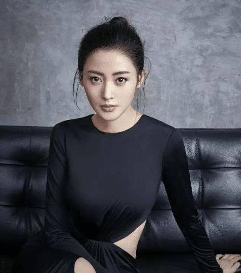 因此她的感情生活还是很空白的,希望张天爱可以早一些找到属于自己的