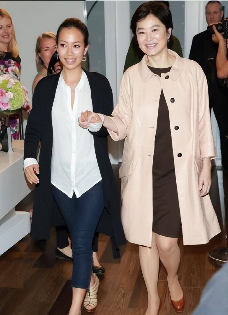 有种偏心叫林青霞俩女儿,上帝吻了大女儿脸,却没给小女儿留扇窗_颜色