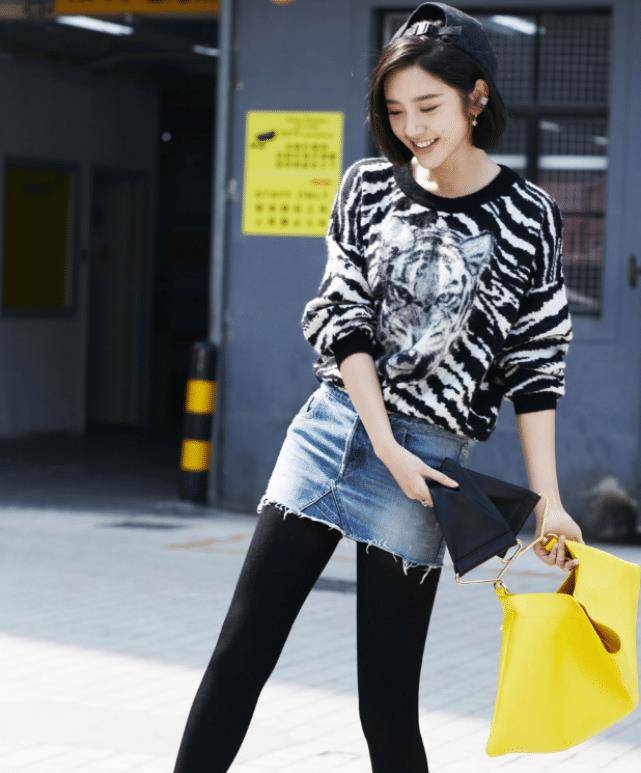 黑色丝袜搭配牛仔短裤,唐艺昕彻底放飞自我,网友:真可爱!
