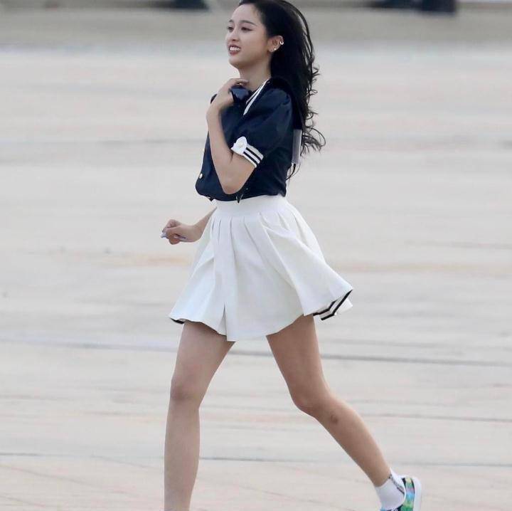 吴宣仪录《奔跑吧8》,路人随手拍,这腿型p图特效真的没用?