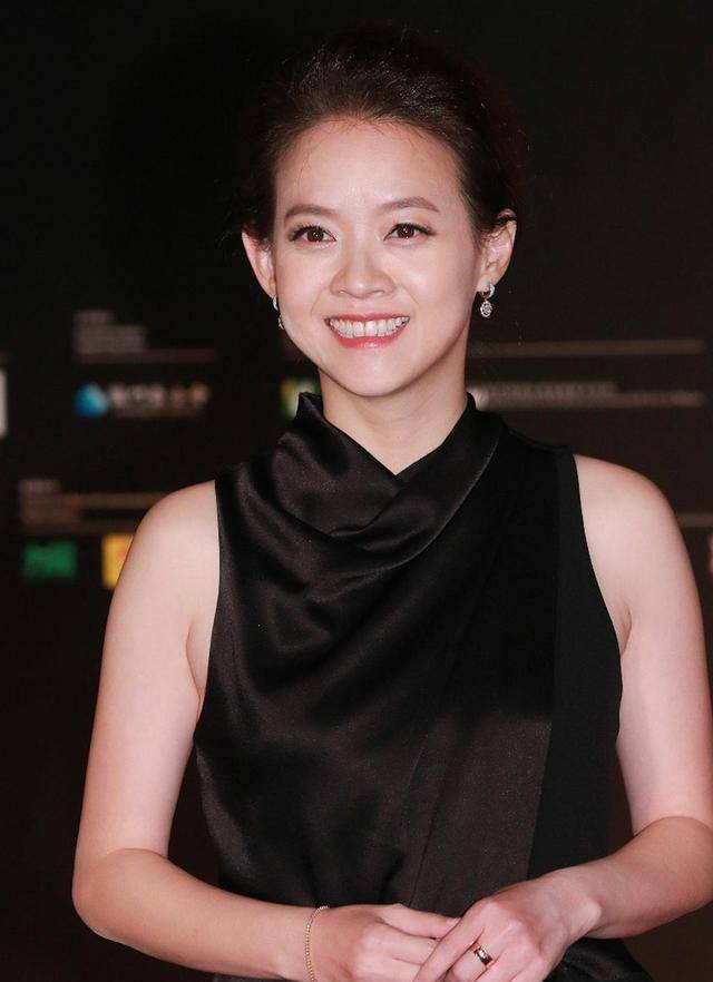 曾志伟大女儿提前一年过50岁生日,戴老花镜近照接受变老_曾宝仪_台湾