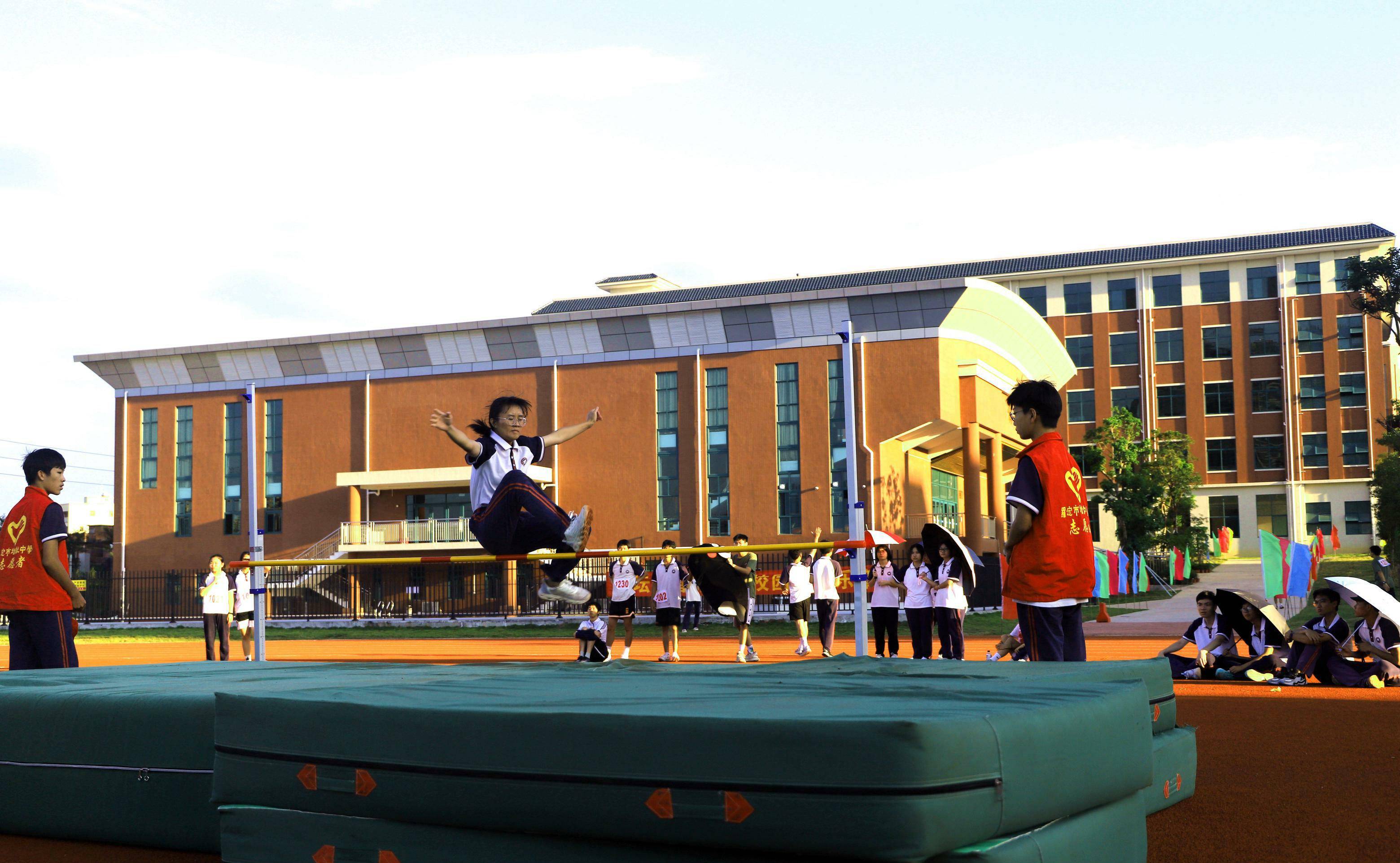 云浮市罗定培献中学举办第二届体育节_比赛_开幕式_腾空
