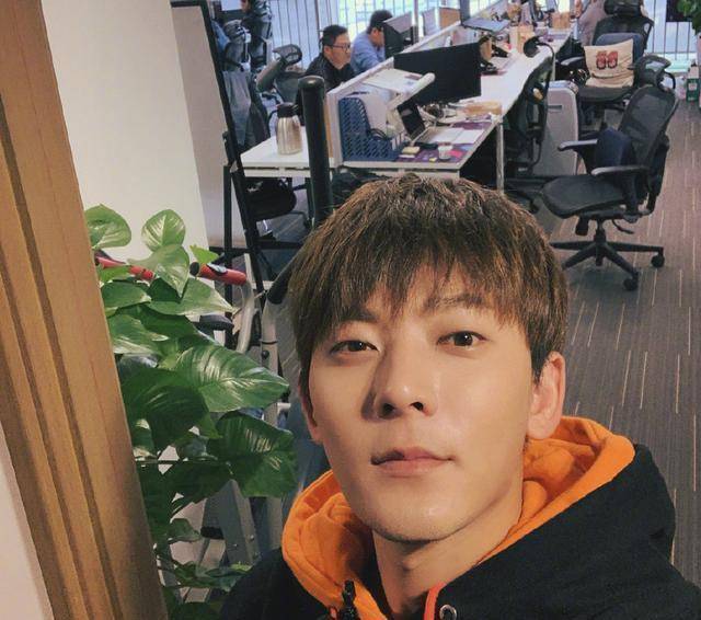 近日,网上爆出陈翔执导的首部电影《夹缝》已经开机,这则消息却引发了