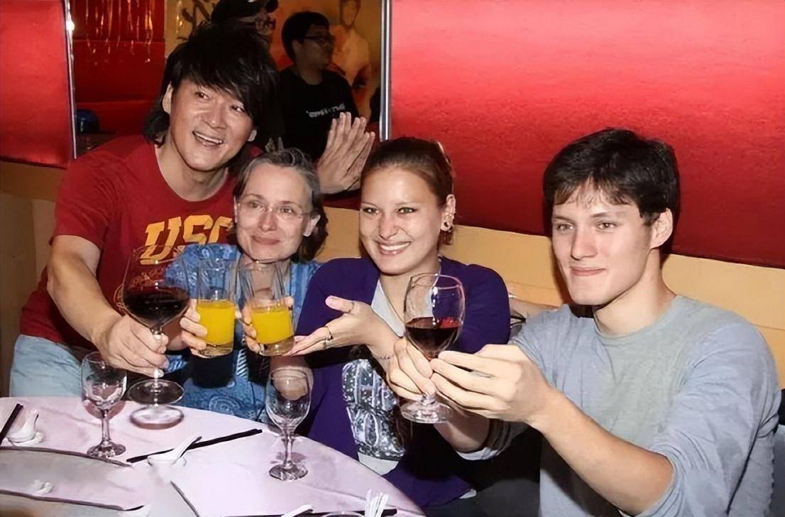 周华健的老婆真不抗老!